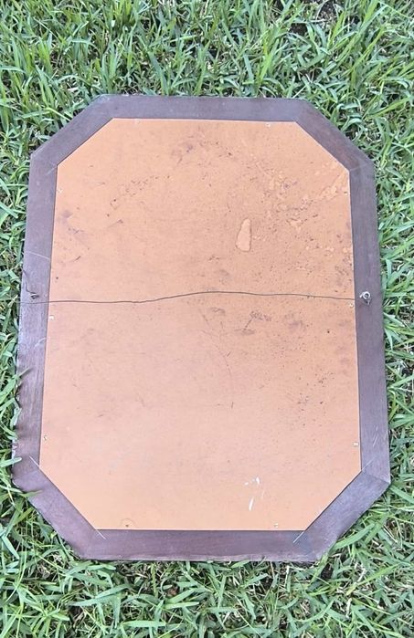 Belíssimo espelho com moldura em madeira dourada . Medidas: 65/50cm