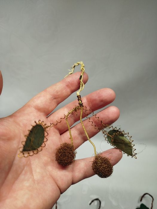 Елочные игрушки, смородина, вишня