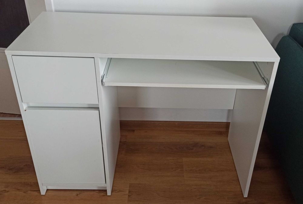 Białe biurko z półką na klawiaturę