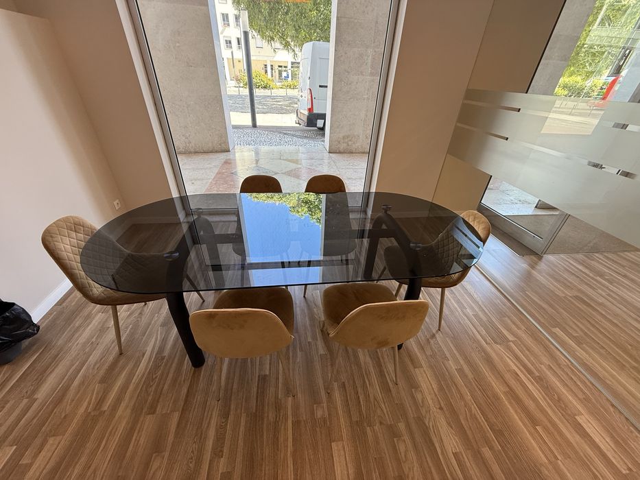 Mesa de vidro com 6 cadeiras