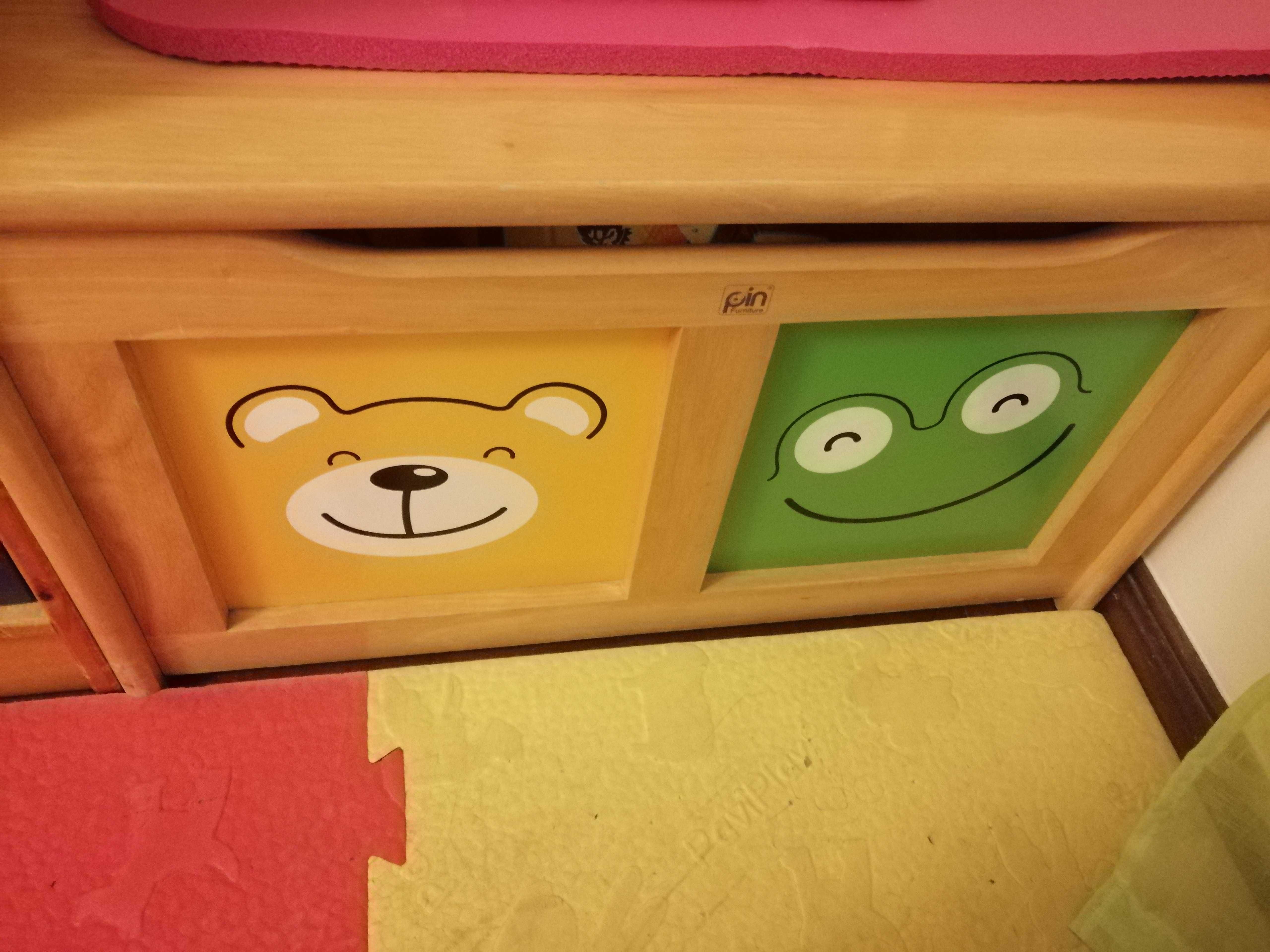 Arca de madeira para quarto de criança.
