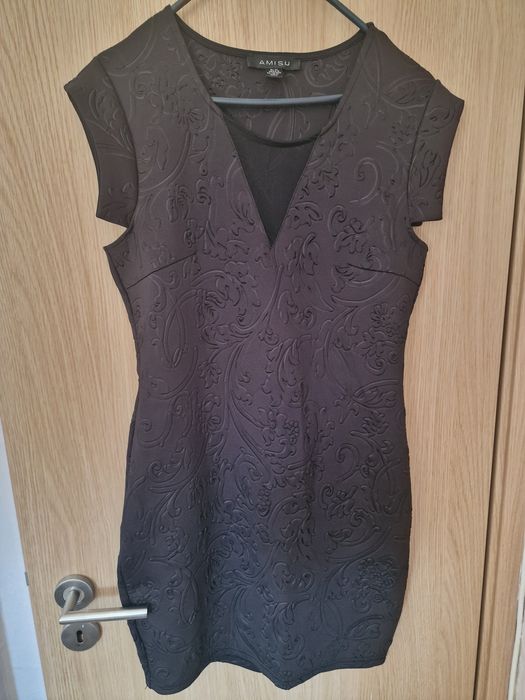 Vestido preto com relevo