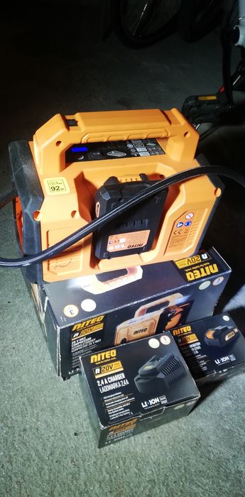 Akumulatorowy kompresor 20V MAX Niteo + akumulator + ładowarka