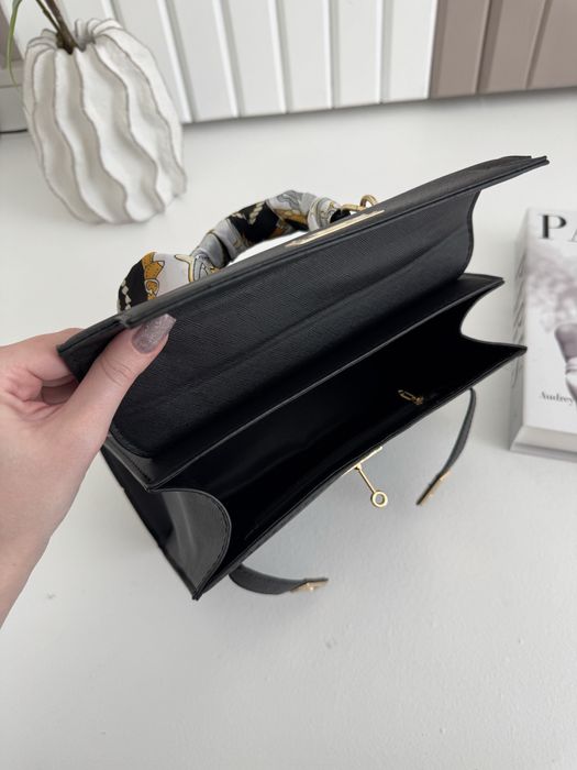 Жіноча вмістка сумка чорного кольору з хустинкою та брелком