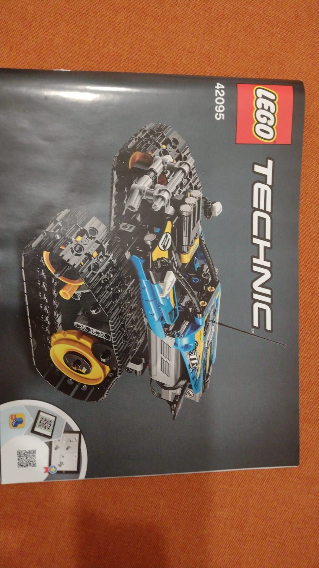 LEGO technik zdalnie sterowana wyścigòwka nr 42095