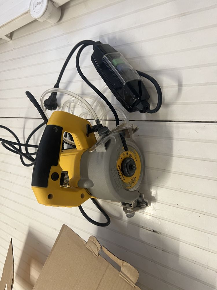 Piła do płytek dewalt DWC410