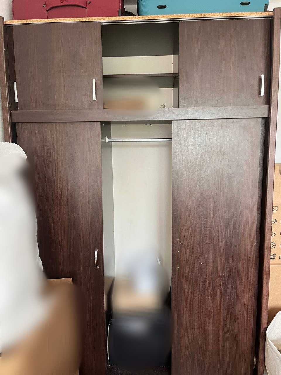 Szafka używana, czarna, lekko uszkodzona.