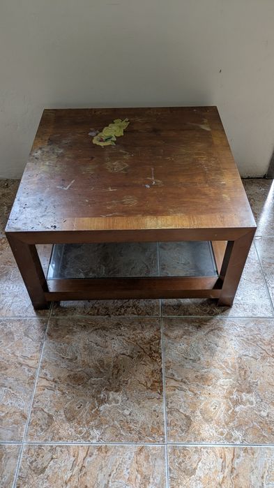 Mesa de apoio em madeira.