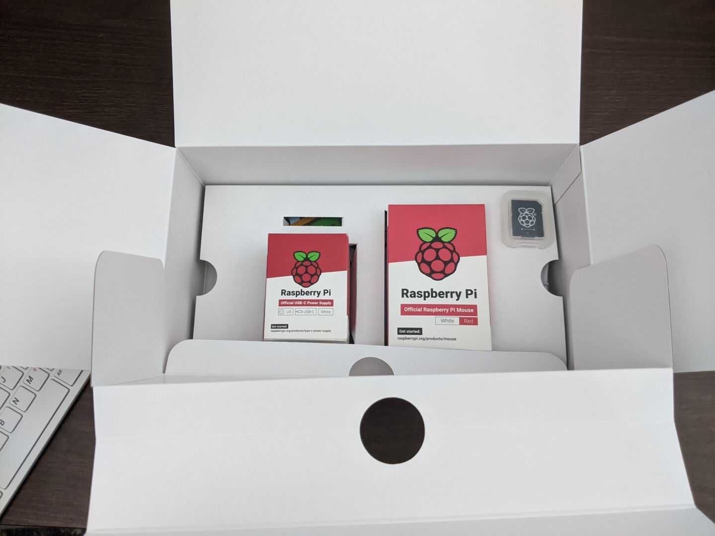 Kit Raspberry Pi 400 PT, Windows 10, teclado e livro em Português