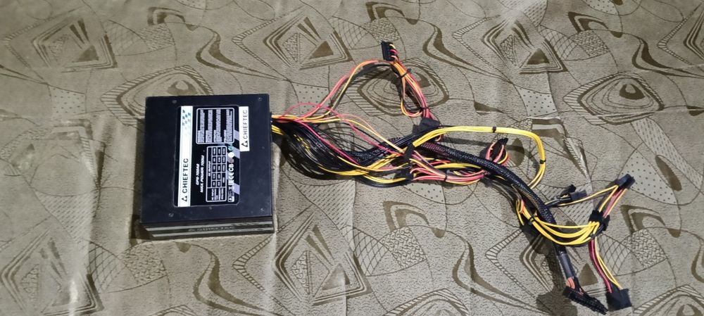 Материнська плата з процесором, відеокарта, блок живлення