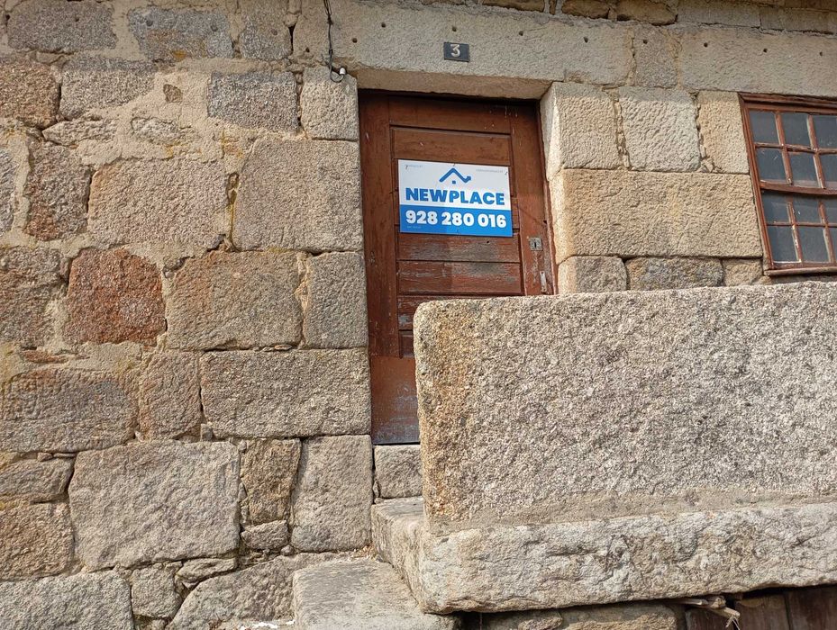 Linda moradia para recuperar a gosto, em pedra, com terreno.