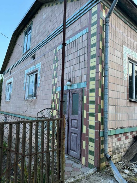 Продається житловий будинок в селищі Козова.