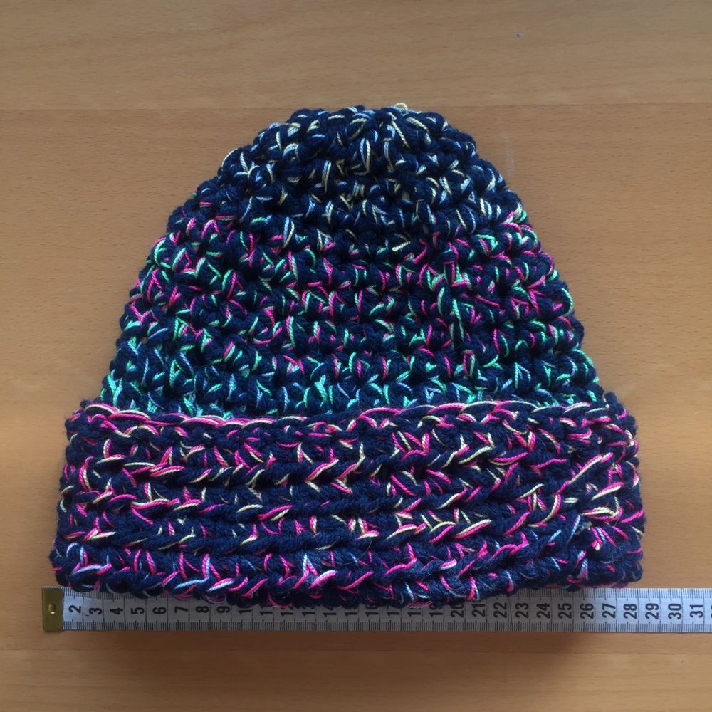 Różnokolorowa czapka na zimę zrobiona na drutach przez mamę