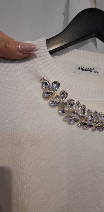 Piękny Biały Sweter Viskoza Biały Ozdobny Naszyjnik Kryształki r.S/M