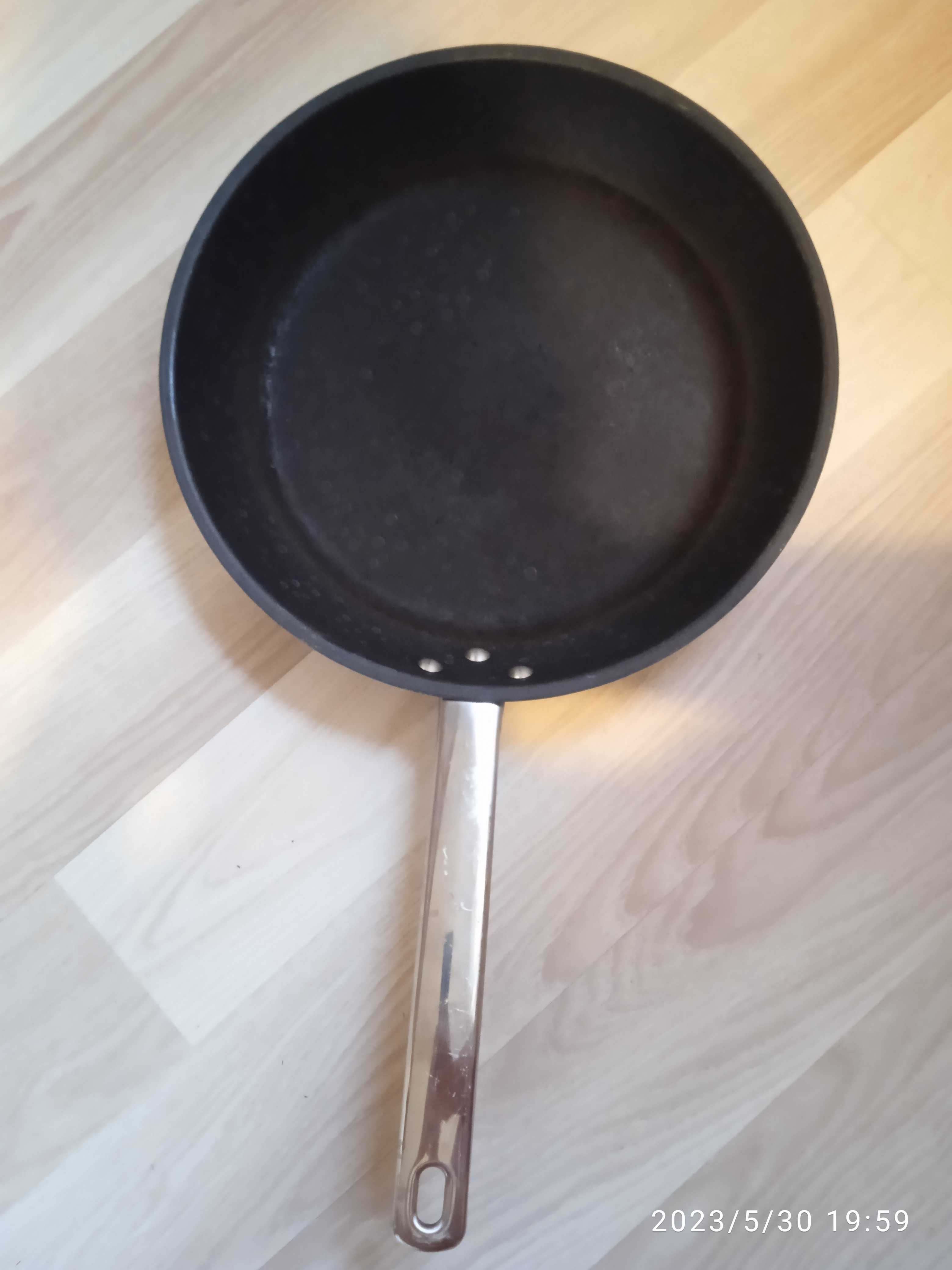 Duża Patelnia Ikea 29,4 cm porysowane dno