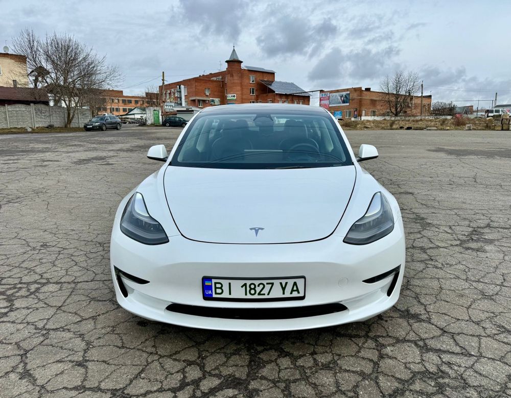Tesla Model 3 (2023)