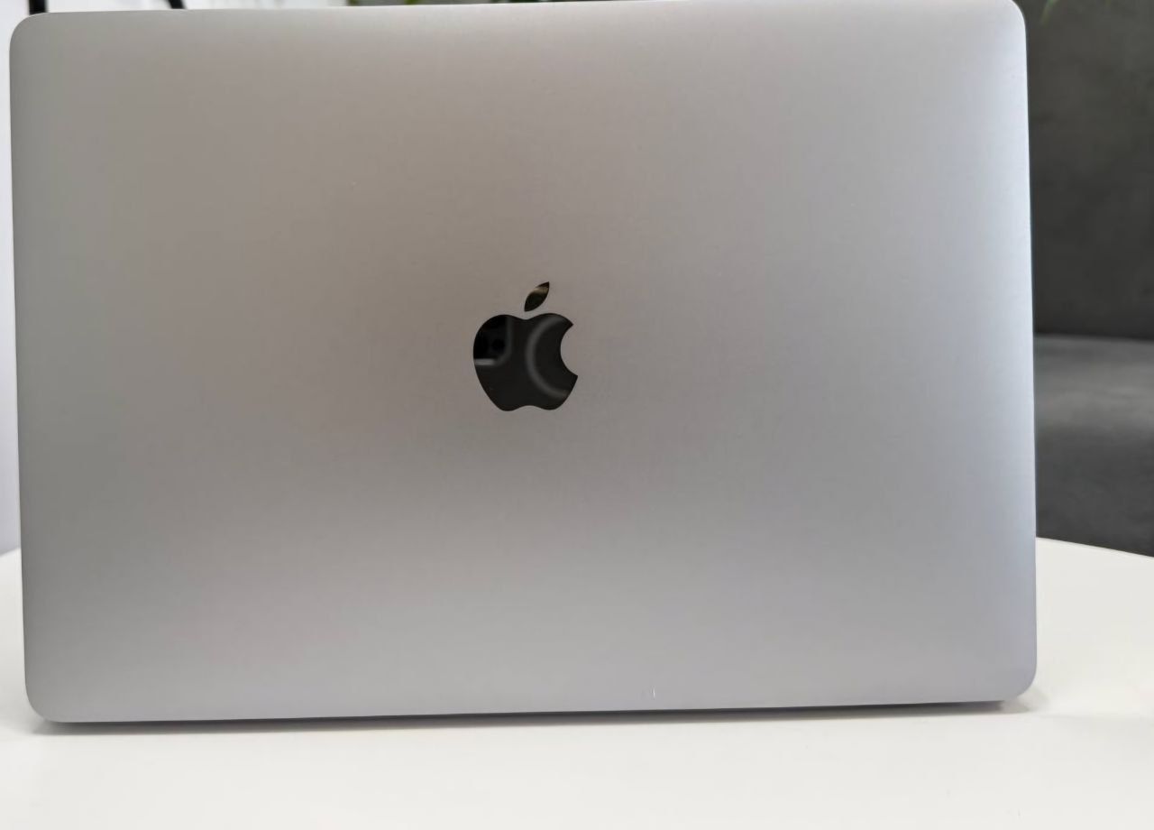 MacBook Pro 13 2016
Екран: 13.3" 2560 x 1600 Retina
Процесор: 2GHz 2 я