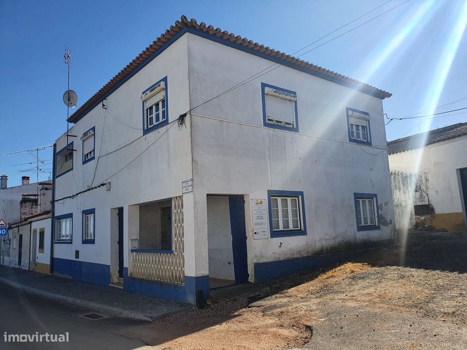 Moradia T5 de R/c e 1º andar, em Portalegre - Fronteira-(Negociável)