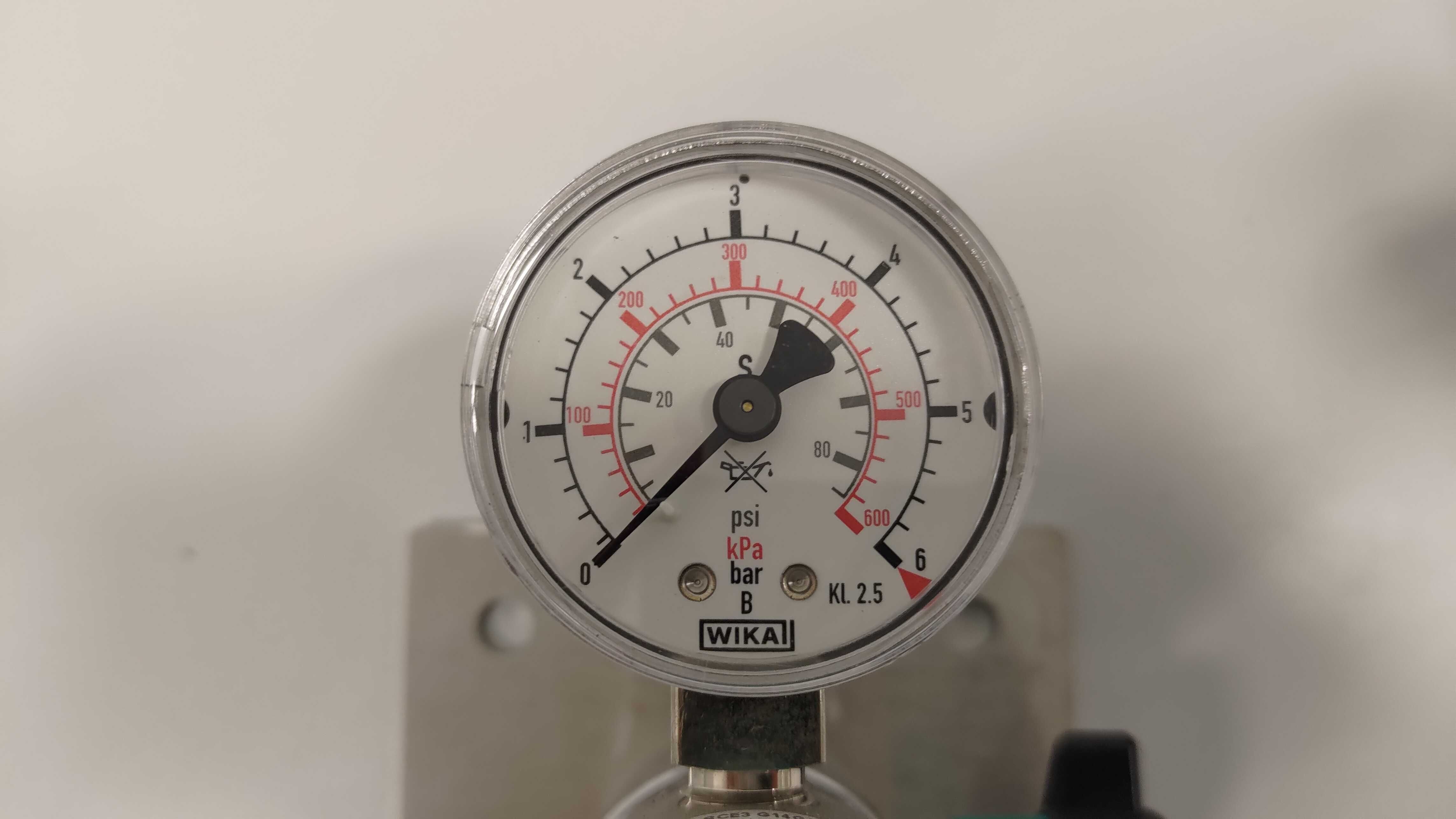 Regulator ciśnieniowy z manometrem ECE DRUVA 2 szt.