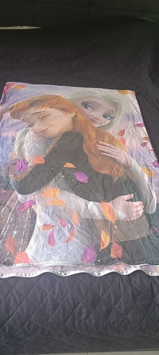 Zestaw. Kołderka 100 na 120 55 z poduszką 55 na 35 i 4 poszewki (Elsa