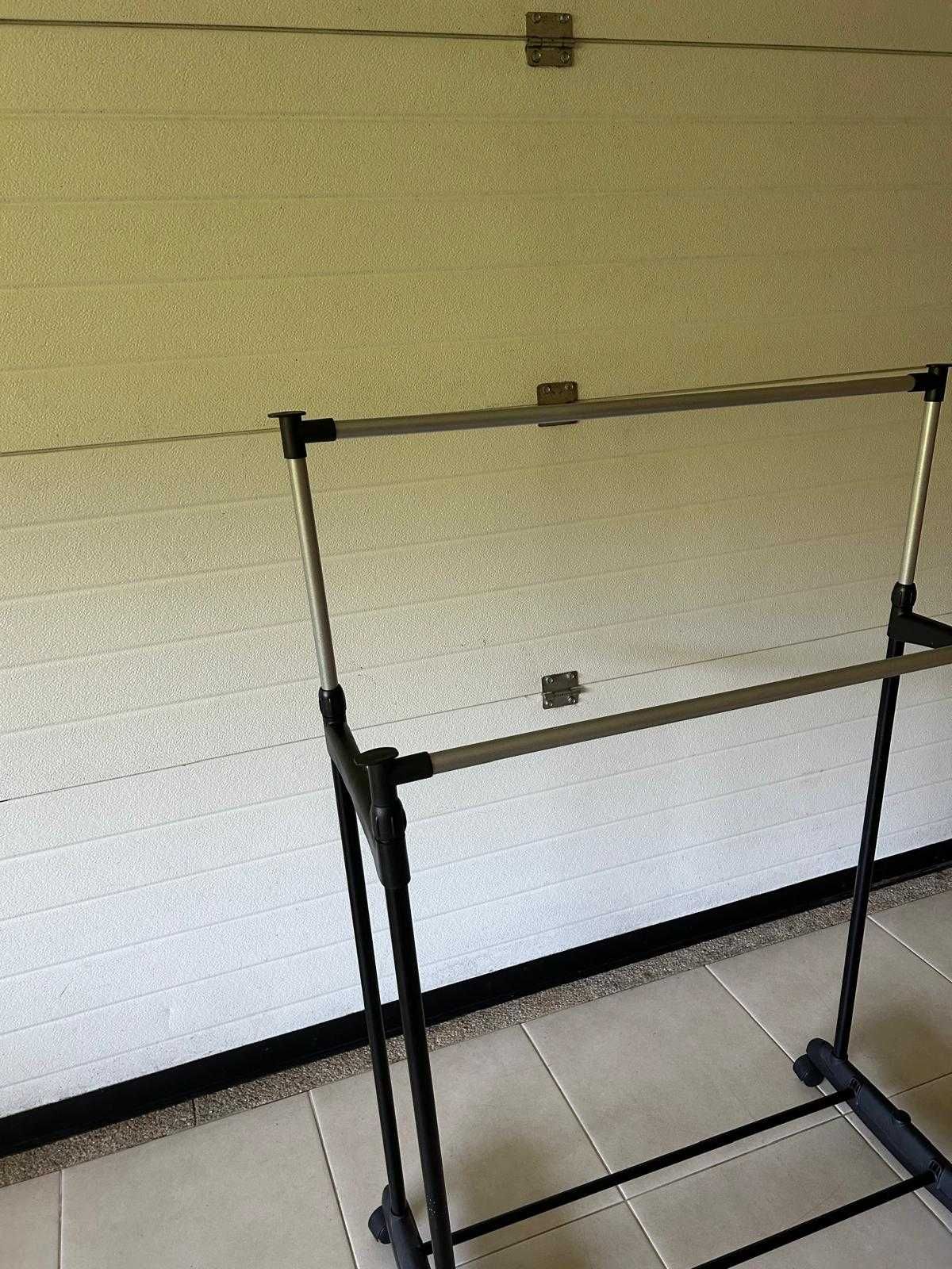 Suporte de roupa com rodas