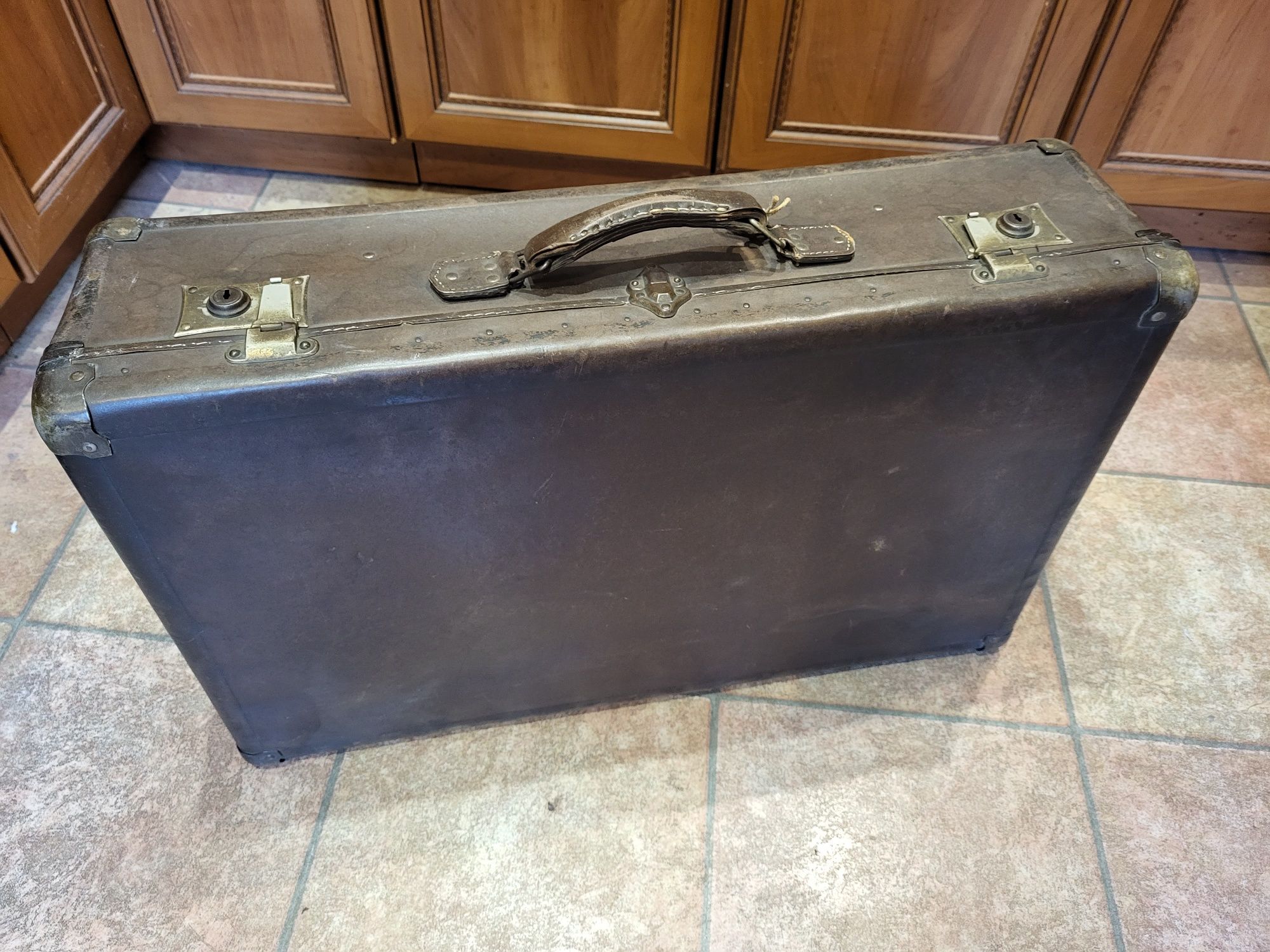 Kufer podróżny / Walizka retro powojenna, skórzana rączka,  metalowe o