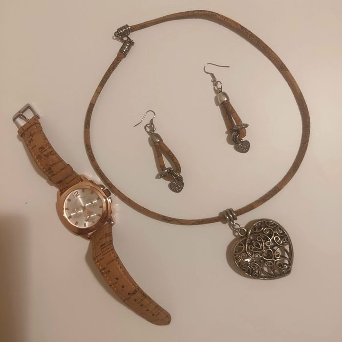 Conjunto relogio, colar e brincos em cortiça feito à mão