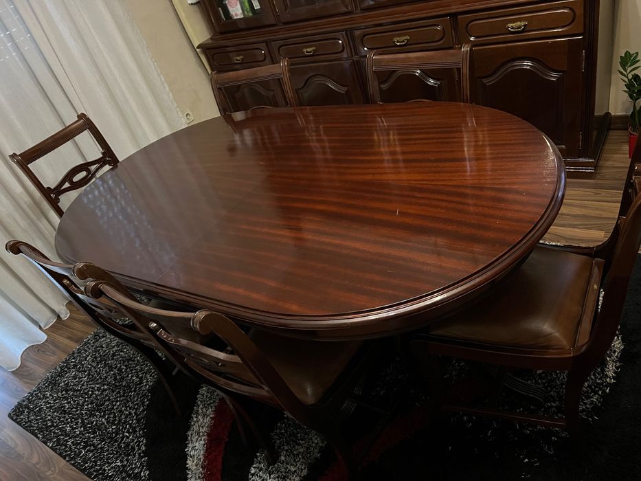 Sala de estar ( armário , mesa extensível e 6 cadeiras)