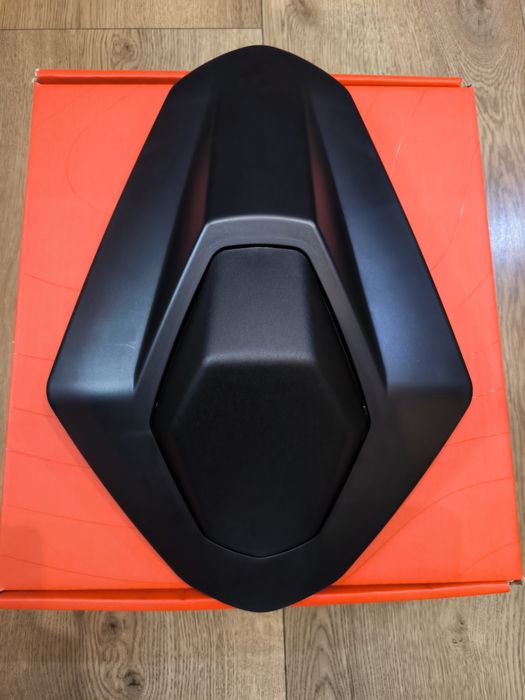 Gsx 8s owiewka osłona tylne siedzenie