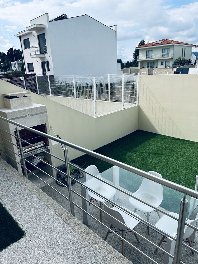 Moradia em Banda T4 ( Garantia de Construção )