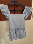 Top azul com folhos