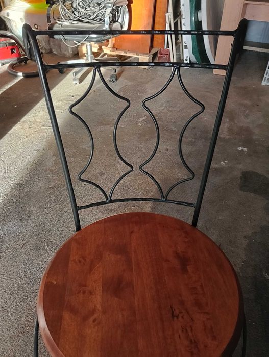 Cadeira de Ferro com tampo de madeira