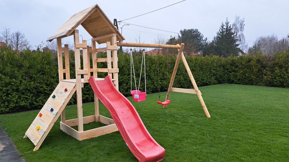 Plac zabaw zjeżdżalnia piaskownica drabinka huśtawka ślizg