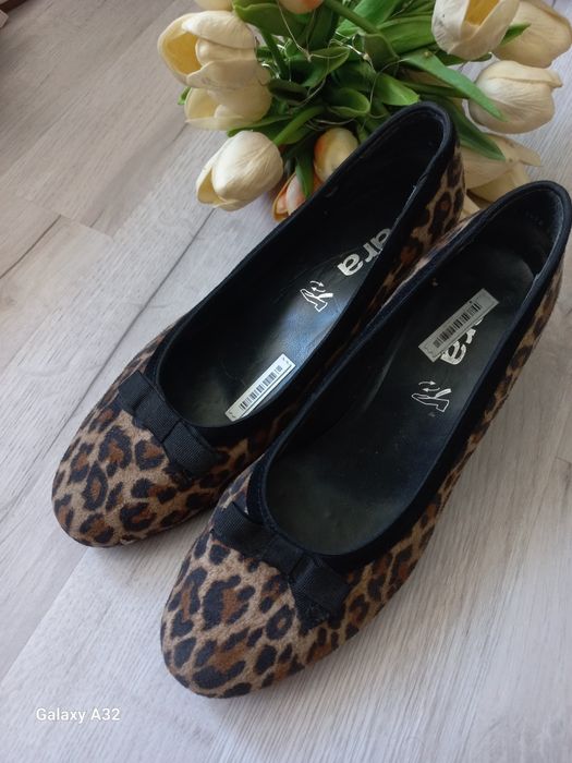 Nowe buty na słupku 39