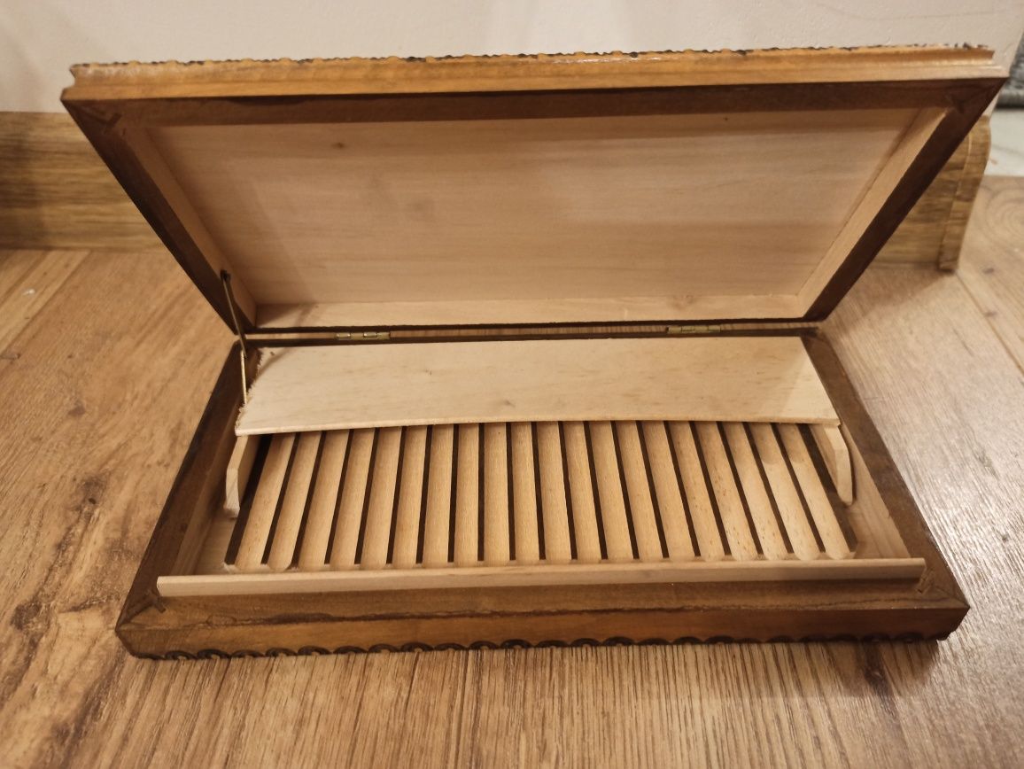 Drewniana papierośnica, szkatułka PRL