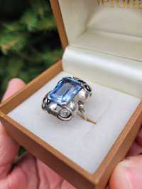 Srebrny pierścionek z niebieskim kamyczkiem