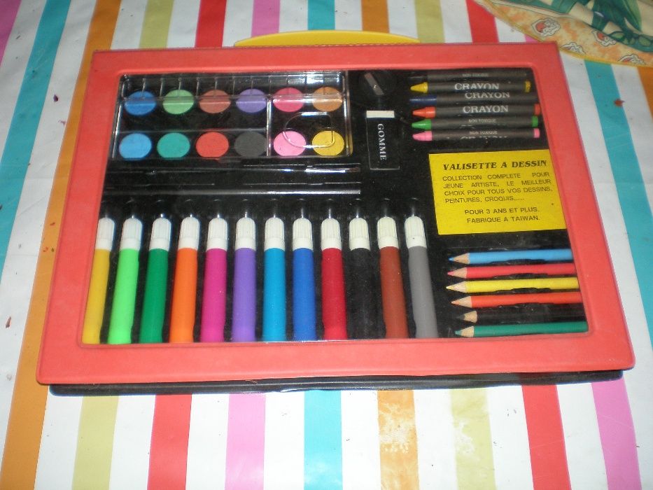 Mala com acessórios de escola nova