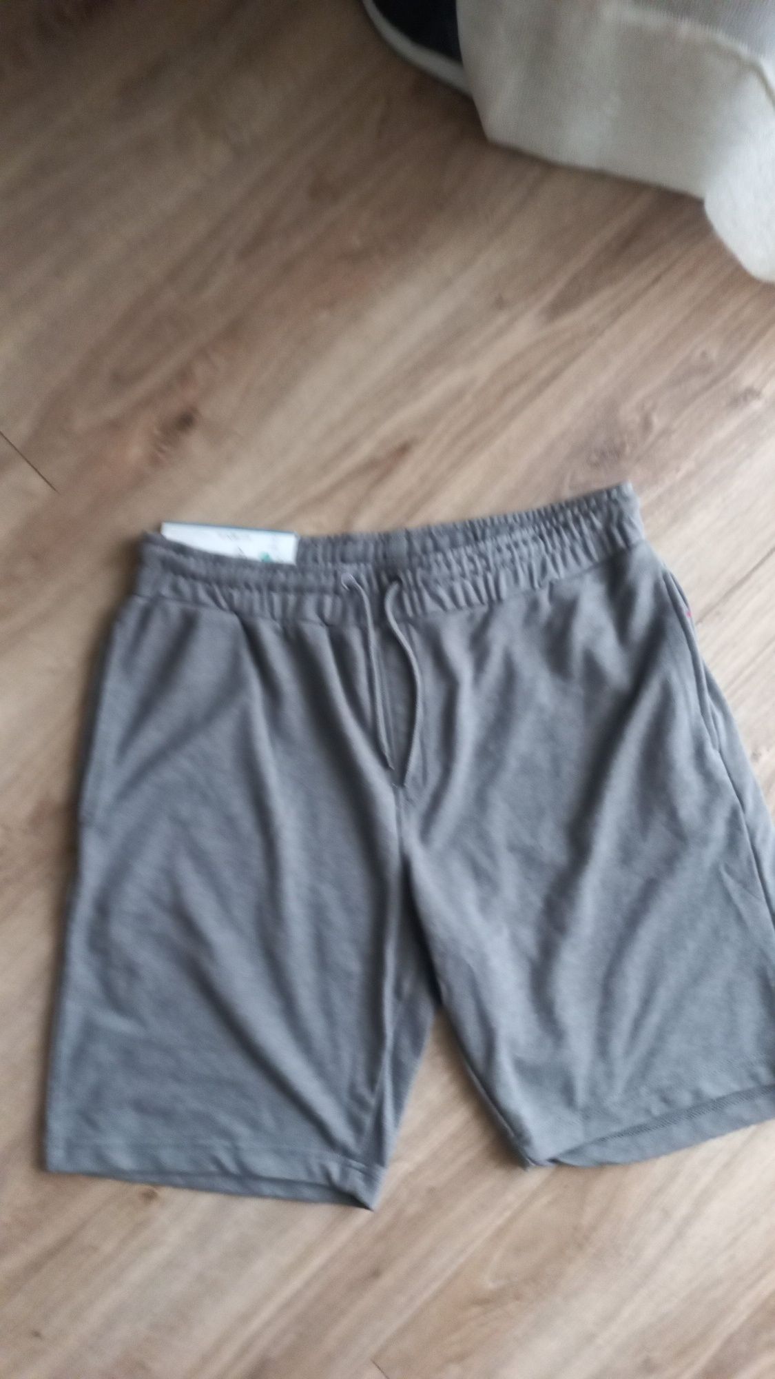 nowe firmowe spodenki męskie -rozmiar-XL/XXL