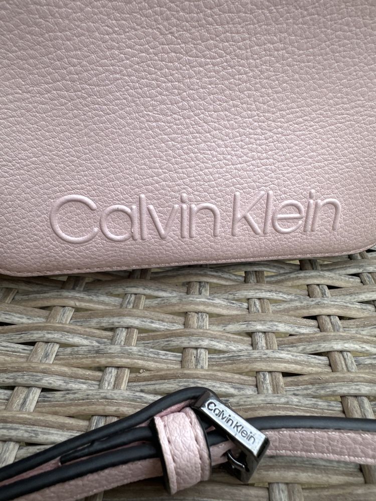 Torebka na ramie Calvin Klein pudrowy roz