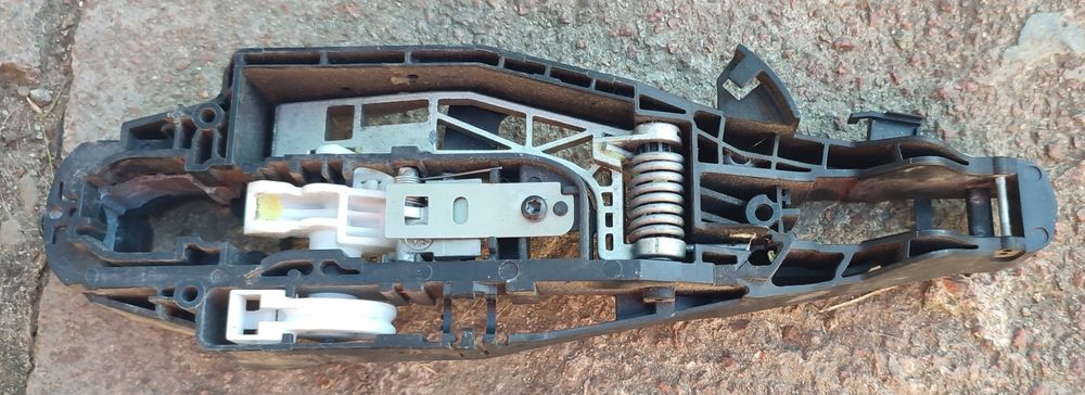 Кронштейн ручки правий Citroen c4