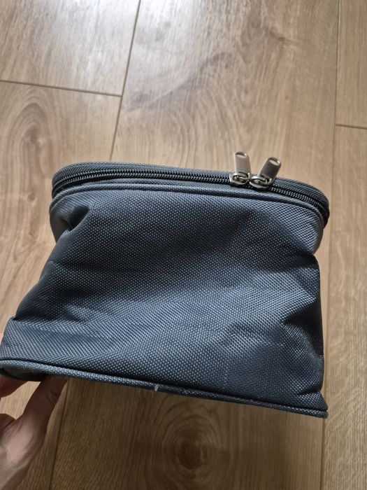 Szara kosmetyczka podróżna używana