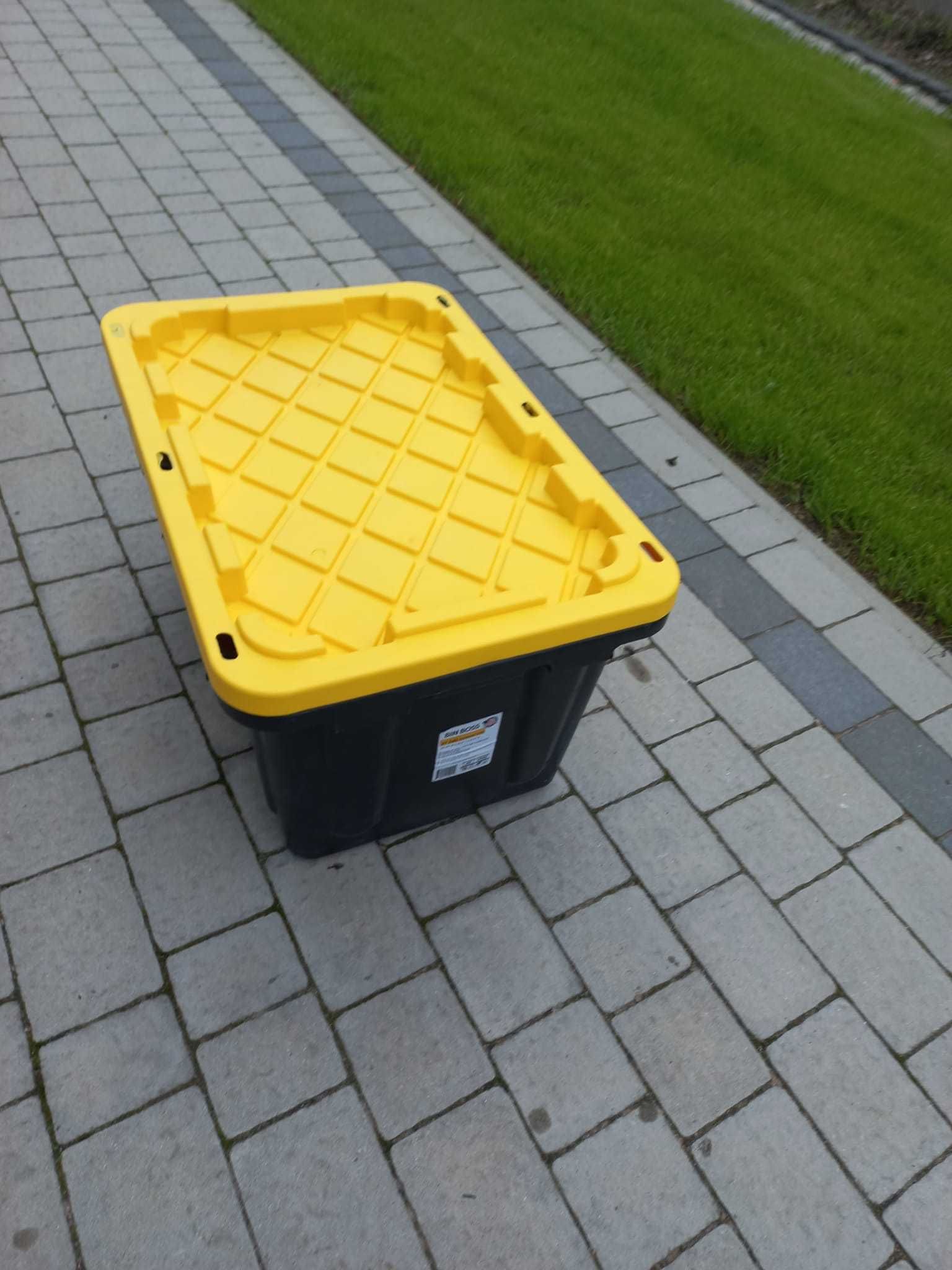 Solidne, plastikowe pudełka z pokrywką
