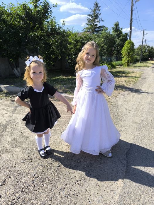 Біла сукня з вишивкою бісером на 6-7 років