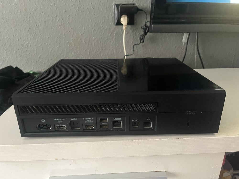 Xbox one +2 pady +2 gry + okablowanie