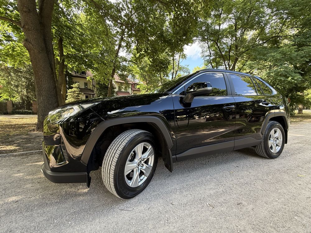 Продам TOYOTA RAV4 2021 року брала в автосалоні є всі документи