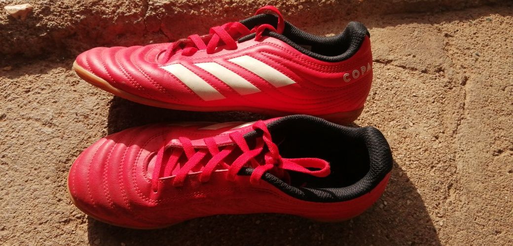 Chuteiras Kipsta e sapatilhas Adidas 
Sapatilhas Adidas, ve