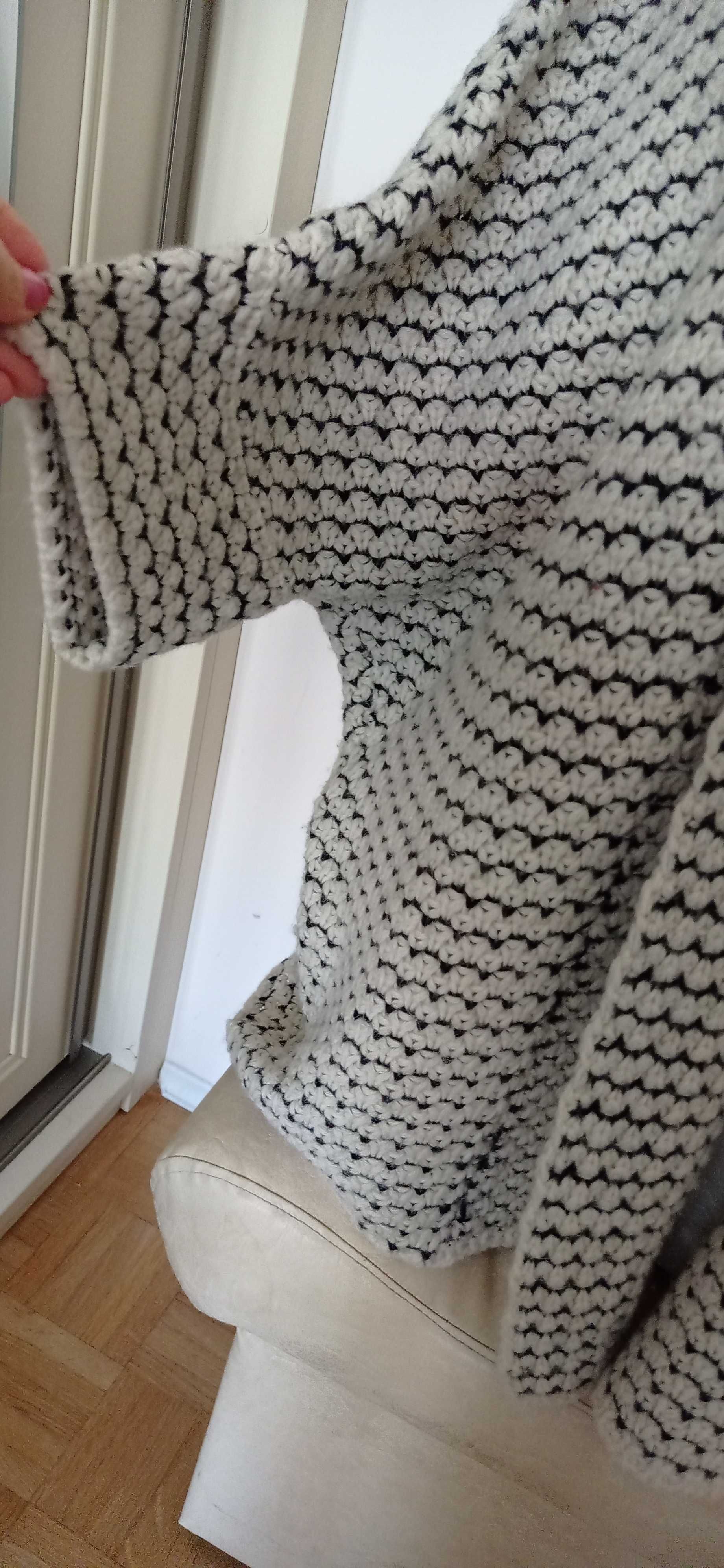 Długi sweter kremowo-czarny oversize