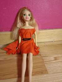Lalka Barbie z własno ręcznie robioną sukienką