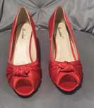 Sapatos elegantes de cetim