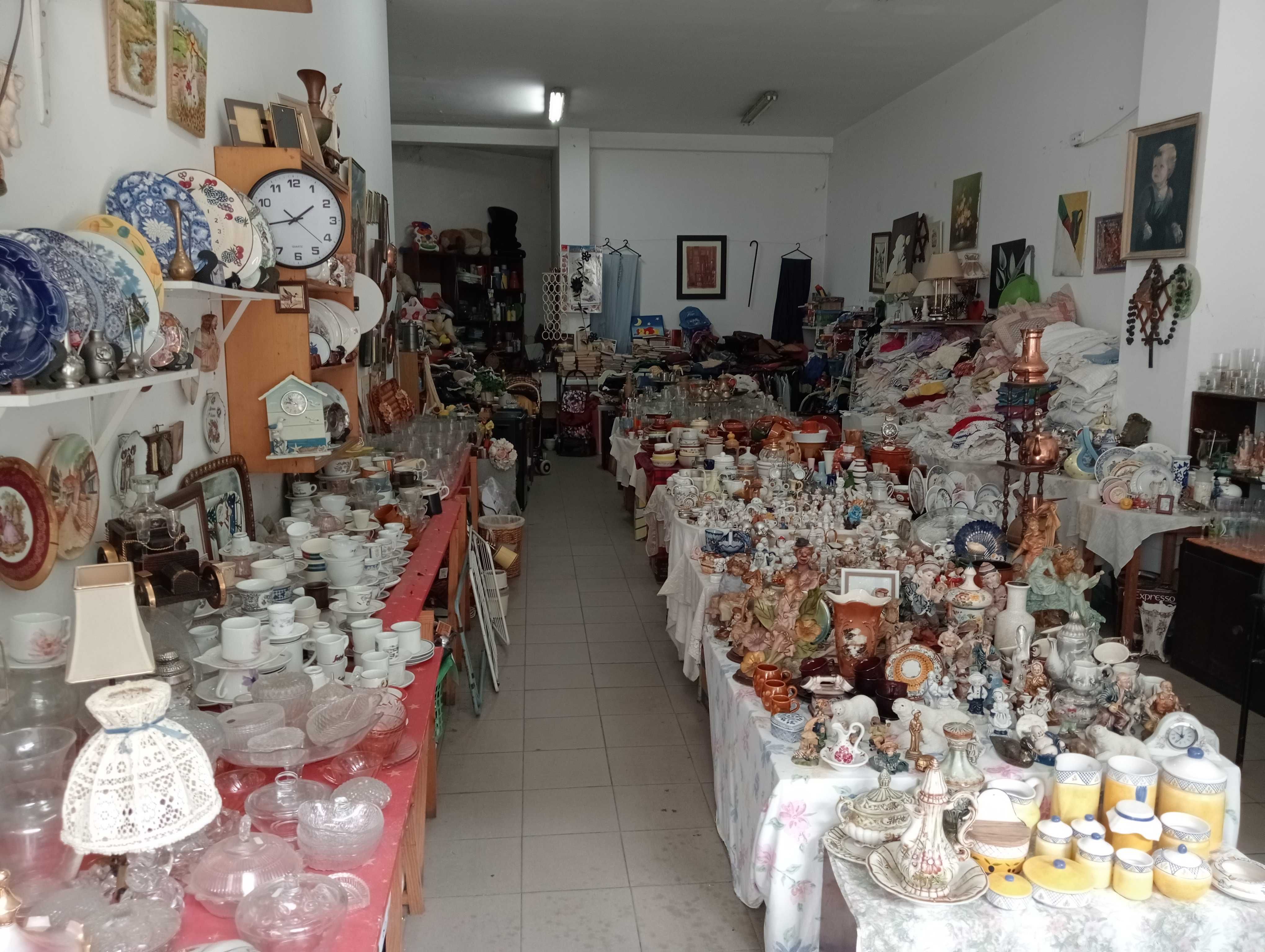 Vendo recheio de loja de antiguidades e usados /artigos variados...